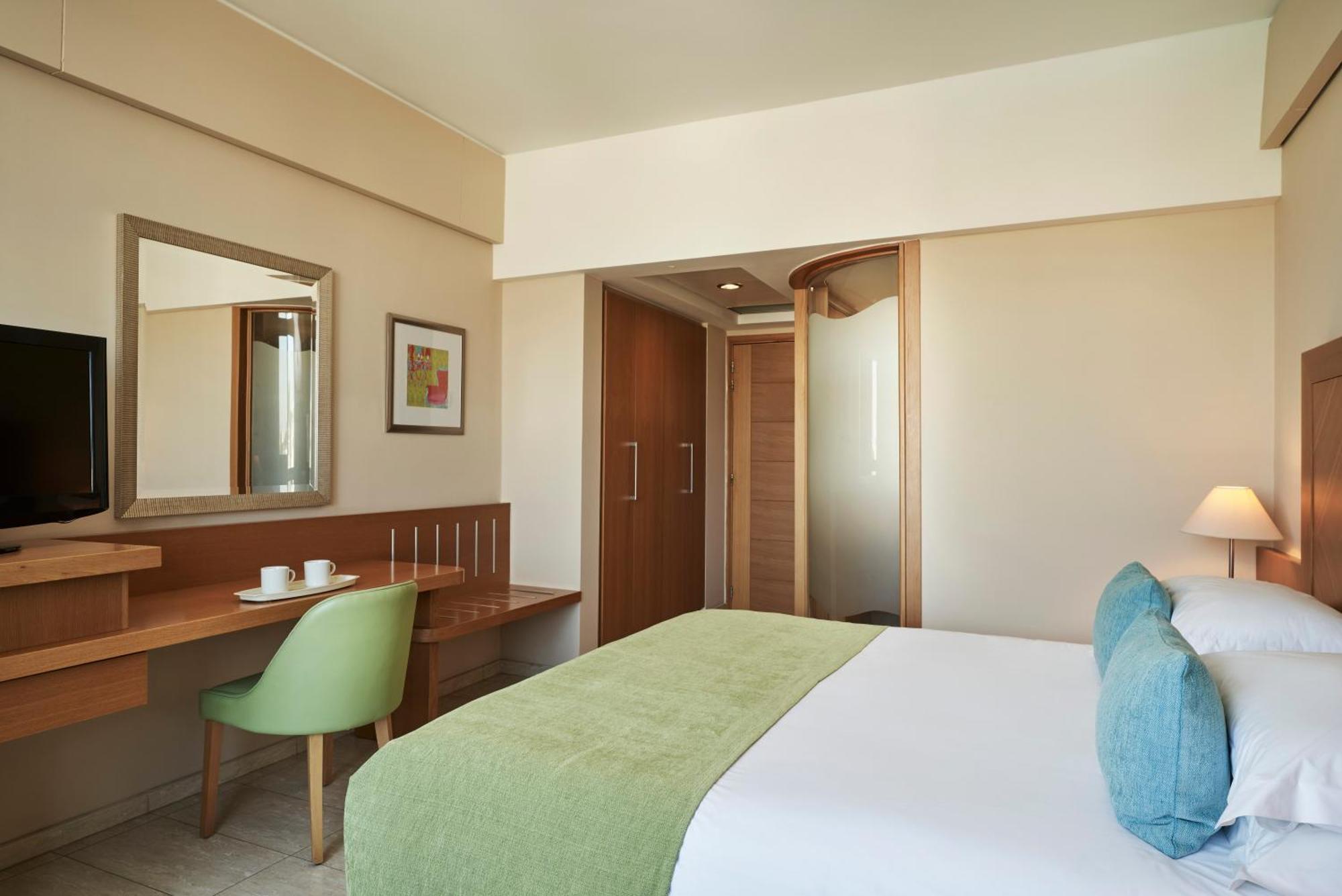 Atlantica Oasis Hotel Лимасол Екстериор снимка