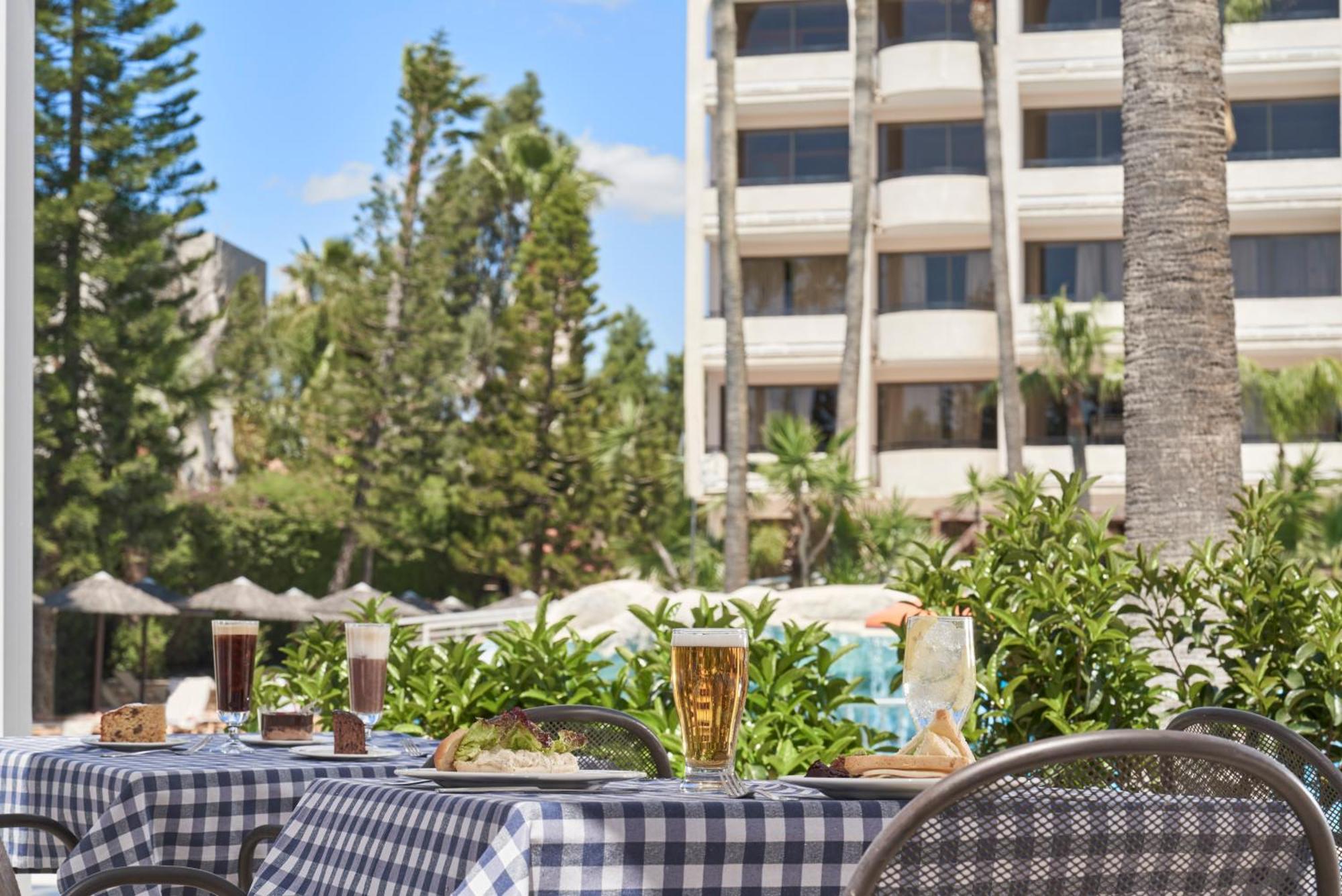 Atlantica Oasis Hotel Лимасол Екстериор снимка