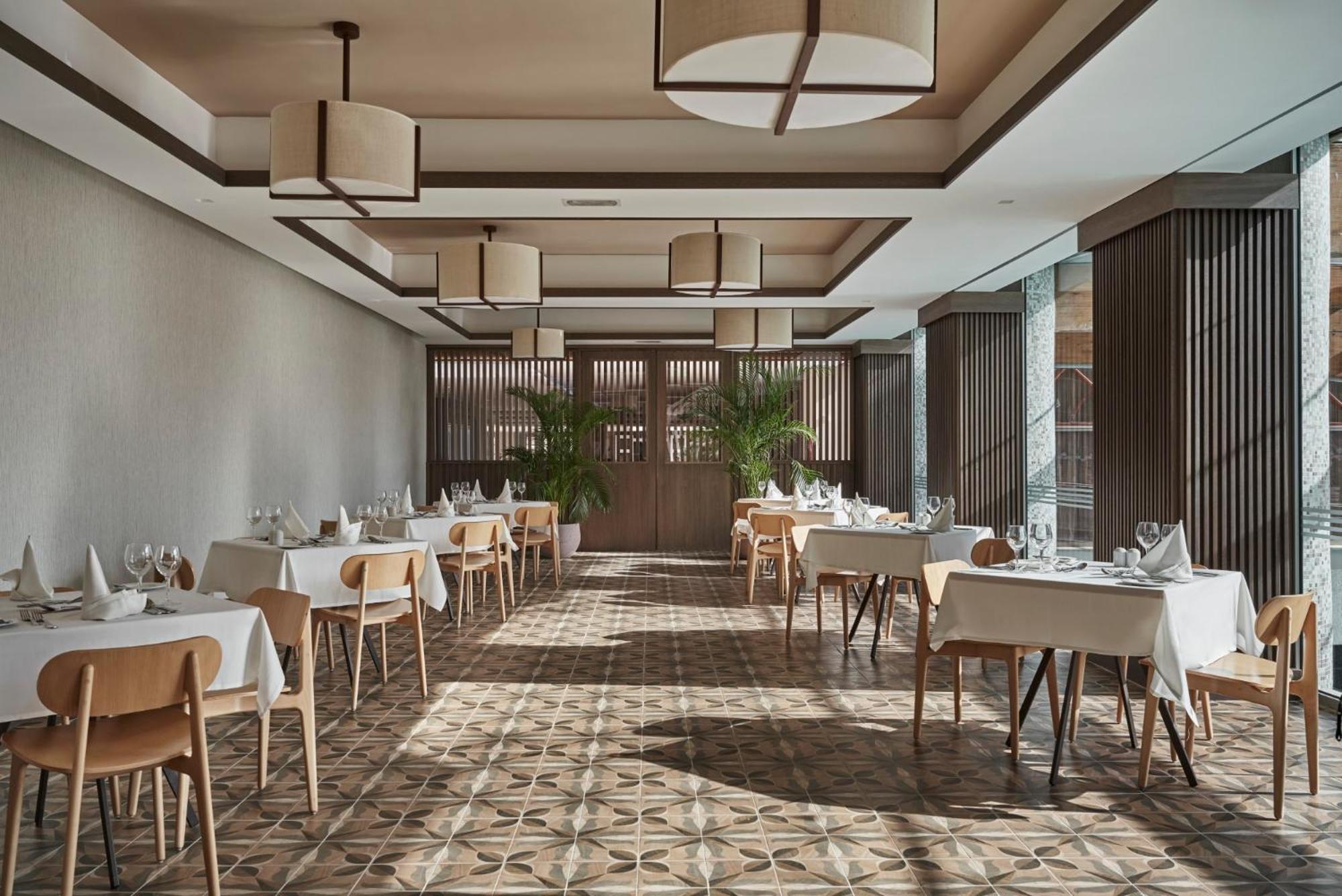 Atlantica Oasis Hotel Лимасол Екстериор снимка