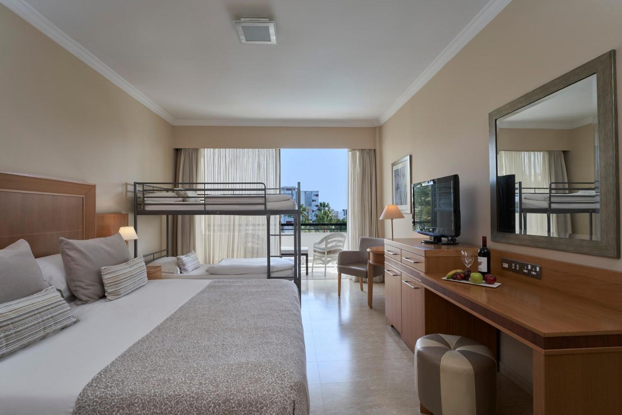 Atlantica Oasis Hotel Лимасол Екстериор снимка