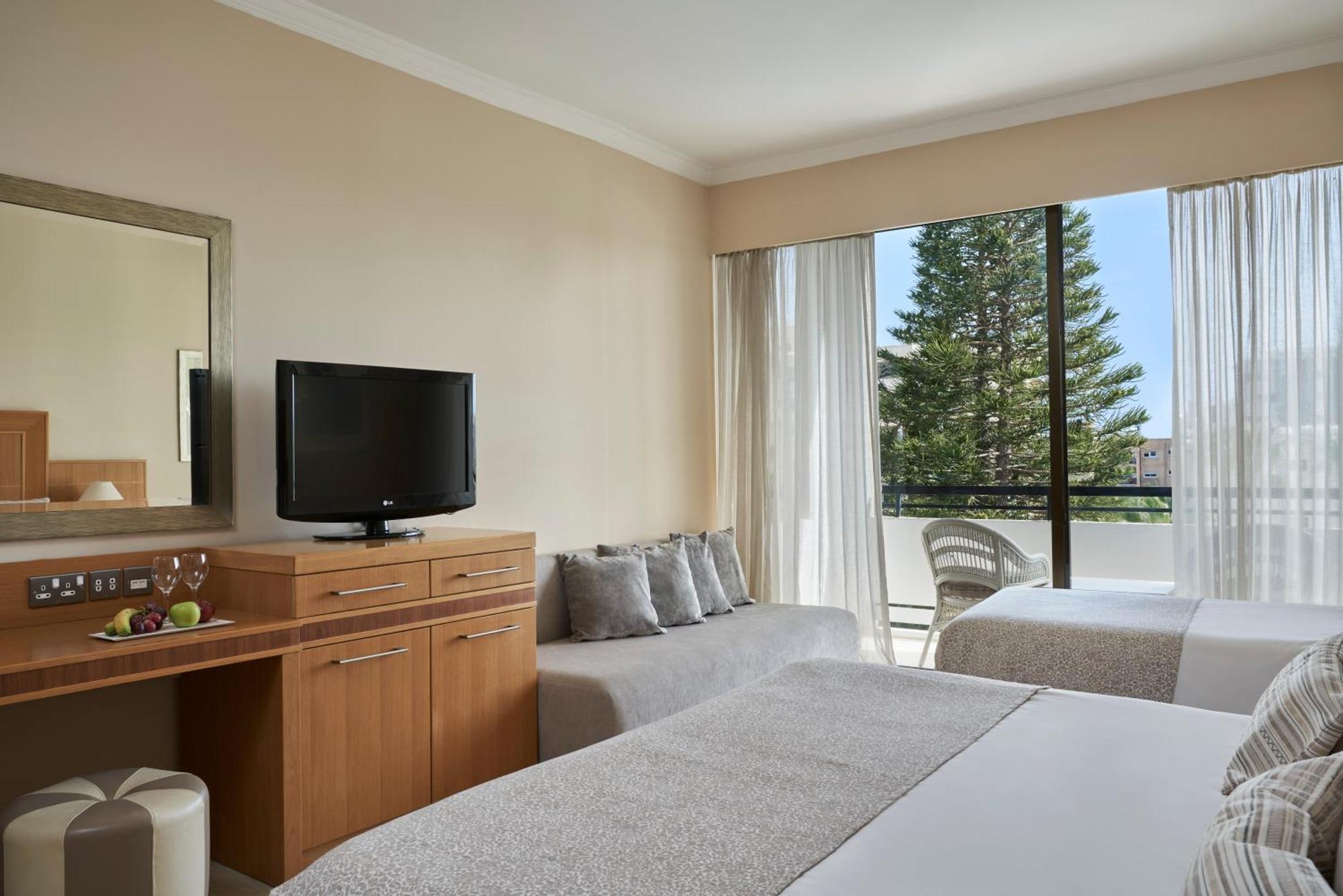 Atlantica Oasis Hotel Лимасол Екстериор снимка